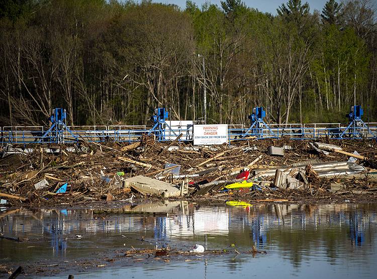 अमेरिका के इस शहर में कोरोना के साथ आई बड़ी आफत, टूट गए दो बांध