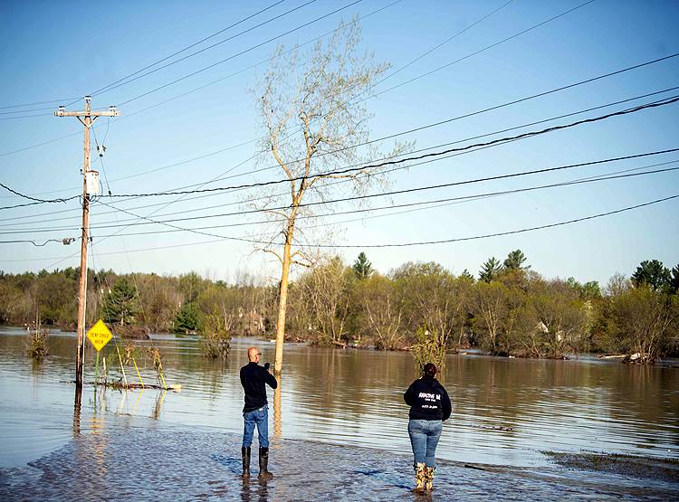 अमेरिका के इस शहर में कोरोना के साथ आई बड़ी आफत, टूट गए दो बांध