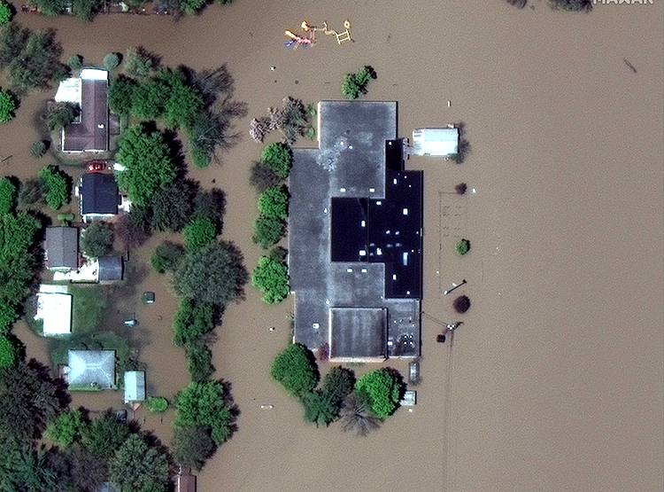 अमेरिका के इस शहर में कोरोना के साथ आई बड़ी आफत, टूट गए दो बांध