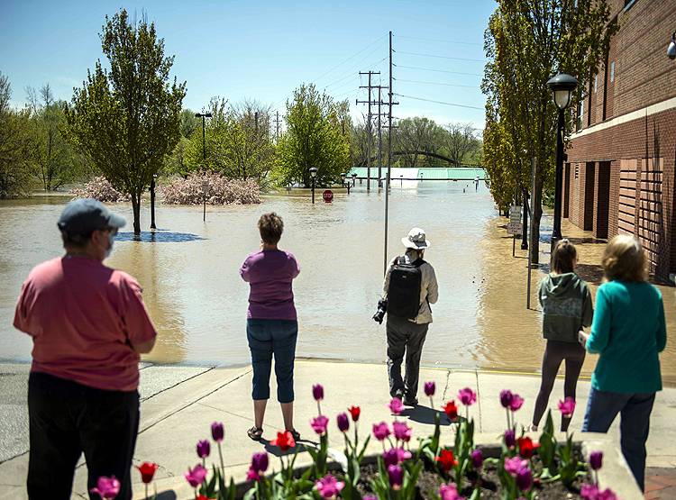 अमेरिका के इस शहर में कोरोना के साथ आई बड़ी आफत, टूट गए दो बांध