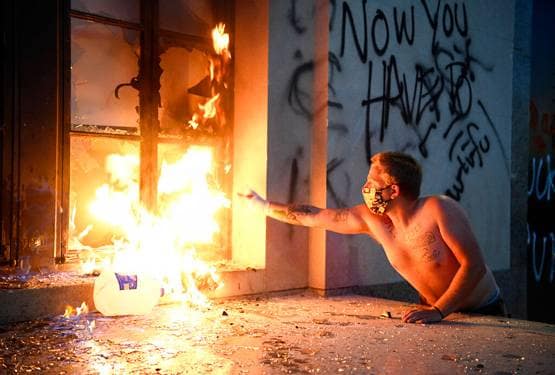 अमेरिका: नहीं थम रहा बवाल, 25 शहरों में प्रदर्शनकारी बेकाबू, हिंसा-आगजनी