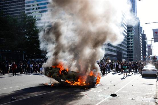 कोरोना संकट के बीच अश्वेत व्यक्ति की मौत पर क्यों उबल रहा अमेरिका?