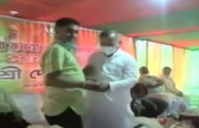 बीजेपी नेता भूल गये सोशल डिस्टेंसिंग, गले मिले-एक साथ माला भी पहनी