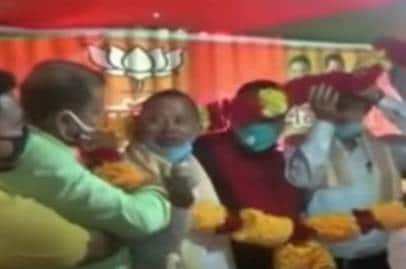 बीजेपी नेता भूल गये सोशल डिस्टेंसिंग, गले मिले-एक साथ माला भी पहनी