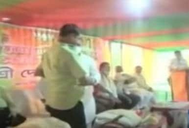 बीजेपी नेता भूल गये सोशल डिस्टेंसिंग, गले मिले-एक साथ माला भी पहनी