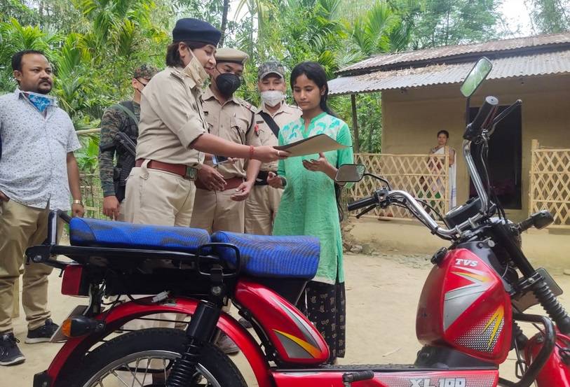 साइकिल पर सब्जी बेचती थी छात्रा, असम पुलिस ने गिफ्ट की बाइक
