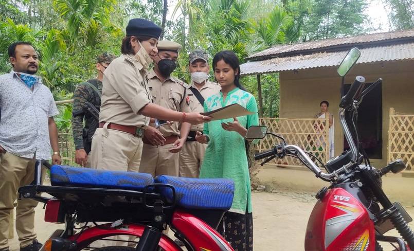 साइकिल पर सब्जी बेचती थी छात्रा, असम पुलिस ने गिफ्ट की बाइक
