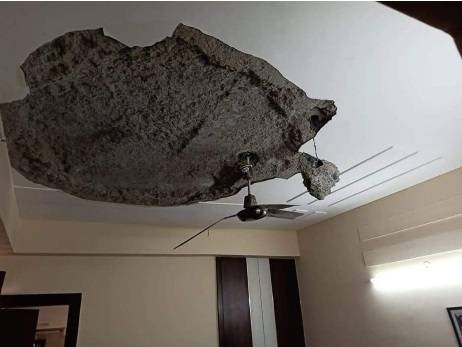 ग्रेटर नोएडा: अजनारा होम्स में फ्लैट की छत का हिस्सा गिरा, बच्चा घायल