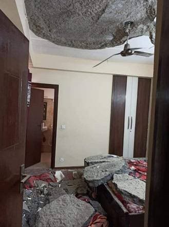 ग्रेटर नोएडा: अजनारा होम्स में फ्लैट की छत का हिस्सा गिरा, बच्चा घायल