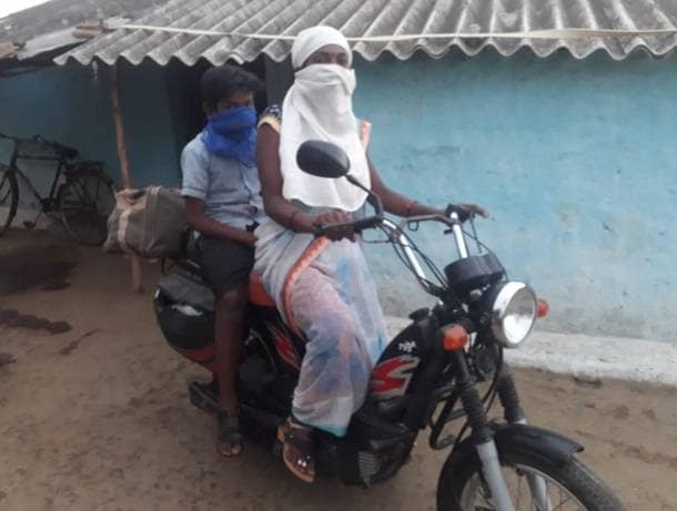 दोपहिया वाहन से 500 किमी के सफर पर निकली महिला, साथ में मासूम बेटा