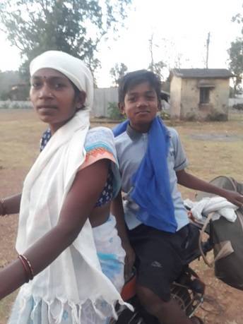 दोपहिया वाहन से 500 किमी के सफर पर निकली महिला, साथ में मासूम बेटा