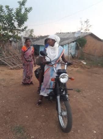 दोपहिया वाहन से 500 किमी के सफर पर निकली महिला, साथ में मासूम बेटा