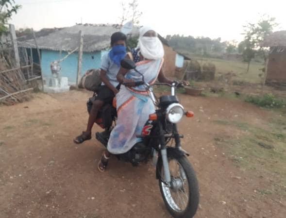 दोपहिया वाहन से 500 किमी के सफर पर निकली महिला, साथ में मासूम बेटा