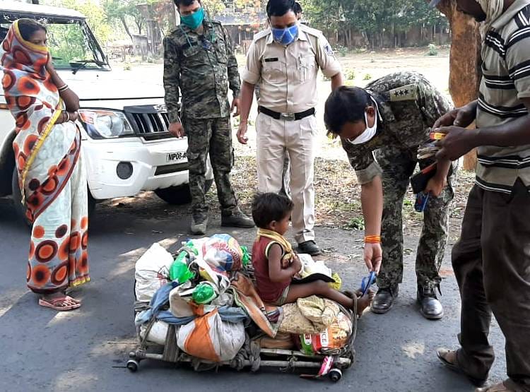 बेटी के लिए बनाई बाल बियरिंग की हाथ गाड़ी, 800 किमी खींचकर पैदल चला मजदूर