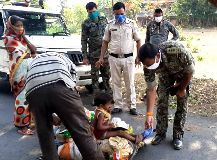 बेटी के लिए बनाई बाल बियरिंग की हाथ गाड़ी, 800 किमी खींचकर पैदल चला मजदूर