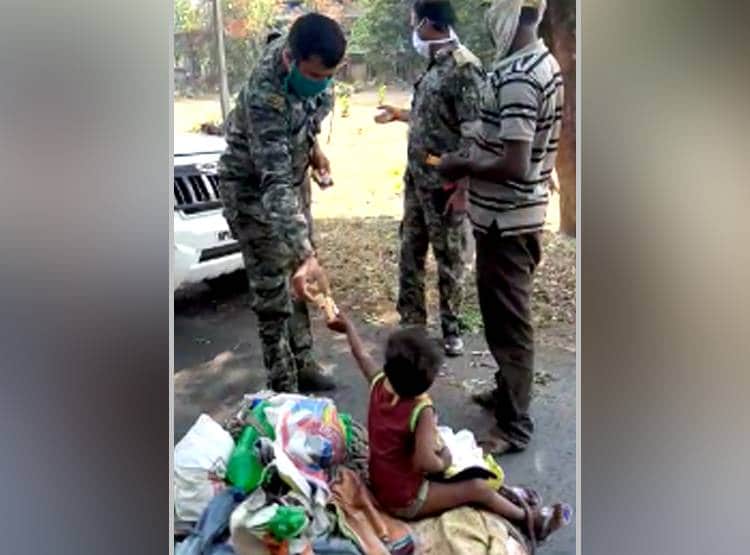 बेटी के लिए बनाई बाल बियरिंग की हाथ गाड़ी, 800 किमी खींचकर पैदल चला मजदूर