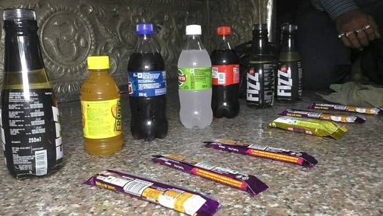 वाराणसी: गर्मी से बचाने के लिए भगवान को पिलाई गई कोल्ड ड्रिंक