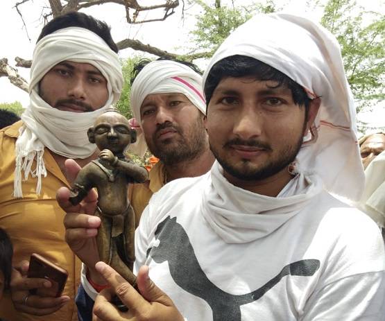 तीस साल से हो रही थी खोज, अब कुएं से निकली कृष्ण की बेशकीमती मूर्ति