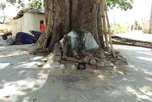 गांव को कोरोना से बचाने के लिए लड़की ने जीभ काटकर मंदिर में चढ़ाई