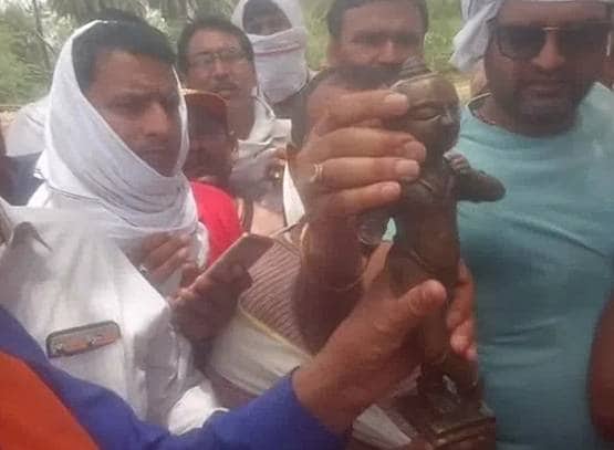 तीस साल से हो रही थी खोज, अब कुएं से निकली कृष्ण की बेशकीमती मूर्ति