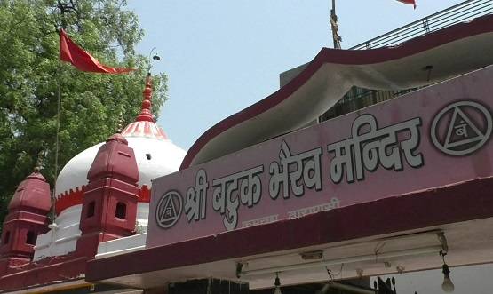 वाराणसी: गर्मी से बचाने के लिए भगवान को पिलाई गई कोल्ड ड्रिंक