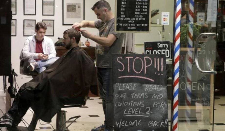 US: लॉकडाउन के बाद खुला सैलून, कुछ घंटों में लखपति बनी मालकिन