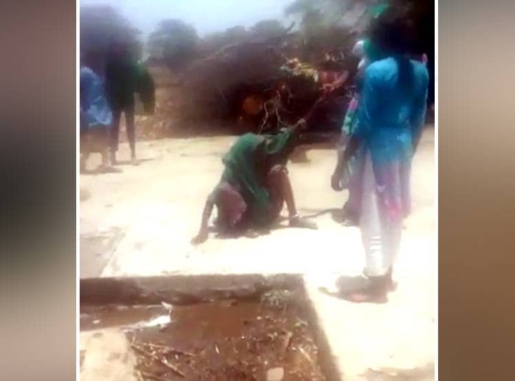सास ने बताया काम तो नाराज बहू ने सड़क पर घसीटकर पीटा, वीडियो वायरल