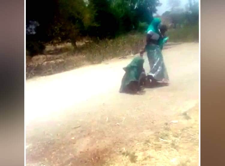 सास ने बताया काम तो नाराज बहू ने सड़क पर घसीटकर पीटा, वीडियो वायरल