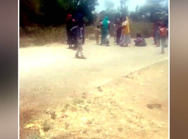 सास ने बताया काम तो नाराज बहू ने सड़क पर घसीटकर पीटा, वीडियो वायरल