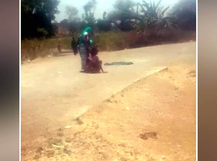 सास ने बताया काम तो नाराज बहू ने सड़क पर घसीटकर पीटा, वीडियो वायरल