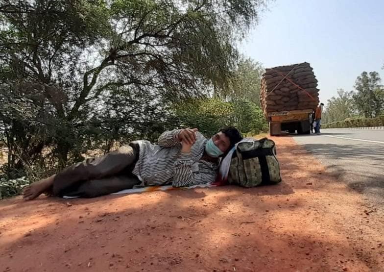 घर जाने की चाह में हथेली पर जान, सड़क किनारे ही सोने को मजबूर