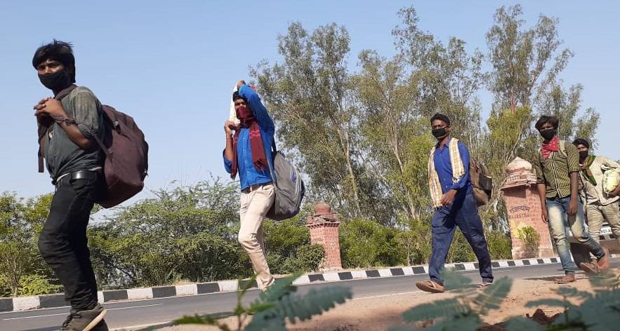 घर जाने की चाह में हथेली पर जान, सड़क किनारे ही सोने को मजबूर