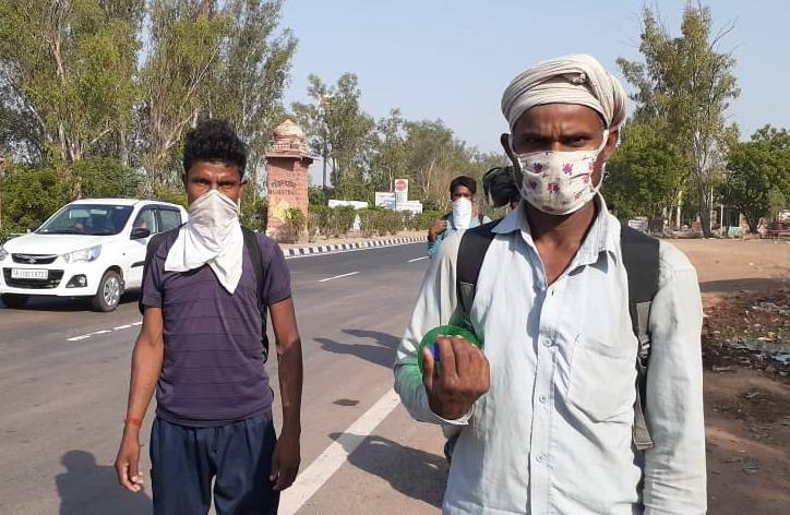 घर जाने की चाह में हथेली पर जान, सड़क किनारे ही सोने को मजबूर