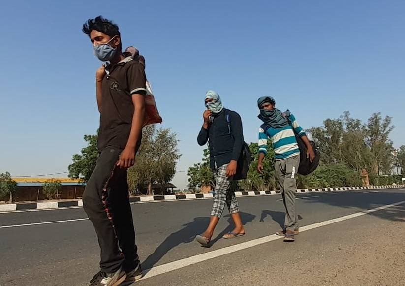 घर जाने की चाह में हथेली पर जान, सड़क किनारे ही सोने को मजबूर