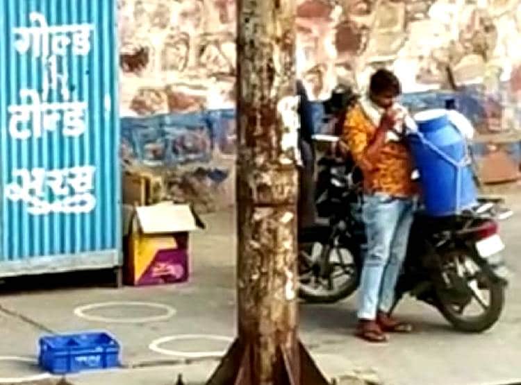 थैली दांतों से काटकर टंकी में दूध भरता दिखा दूधिया, कोरोना का खतरा