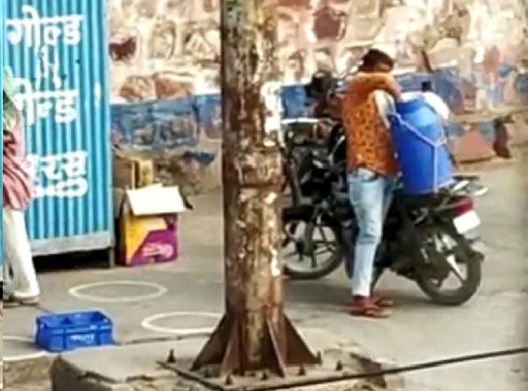 थैली दांतों से काटकर टंकी में दूध भरता दिखा दूधिया, कोरोना का खतरा