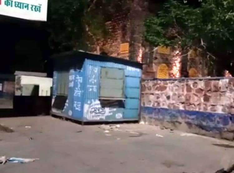 थैली दांतों से काटकर टंकी में दूध भरता दिखा दूधिया, कोरोना का खतरा