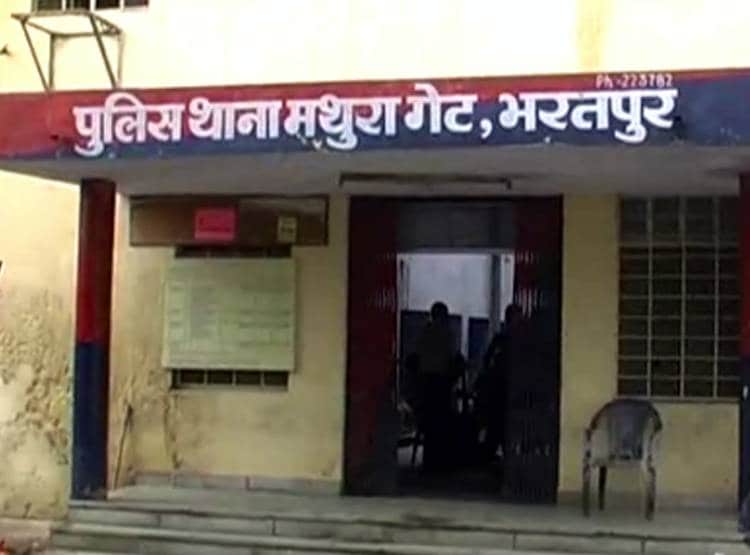 थैली दांतों से काटकर टंकी में दूध भरता दिखा दूधिया, कोरोना का खतरा