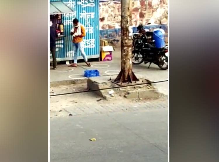 थैली दांतों से काटकर टंकी में दूध भरता दिखा दूधिया, कोरोना का खतरा