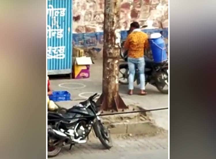 थैली दांतों से काटकर टंकी में दूध भरता दिखा दूधिया, कोरोना का खतरा