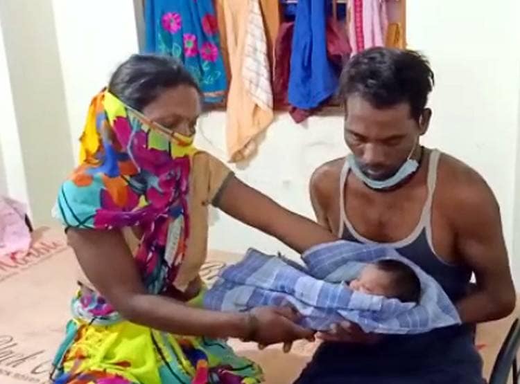 गर्भवती महिला ने सड़क पर दिया बच्चे को जन्म, 2 घंटे बाद ही चलने लगी पैदल