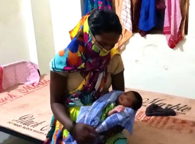 गर्भवती महिला ने सड़क पर दिया बच्चे को जन्म, 2 घंटे बाद ही चलने लगी पैदल