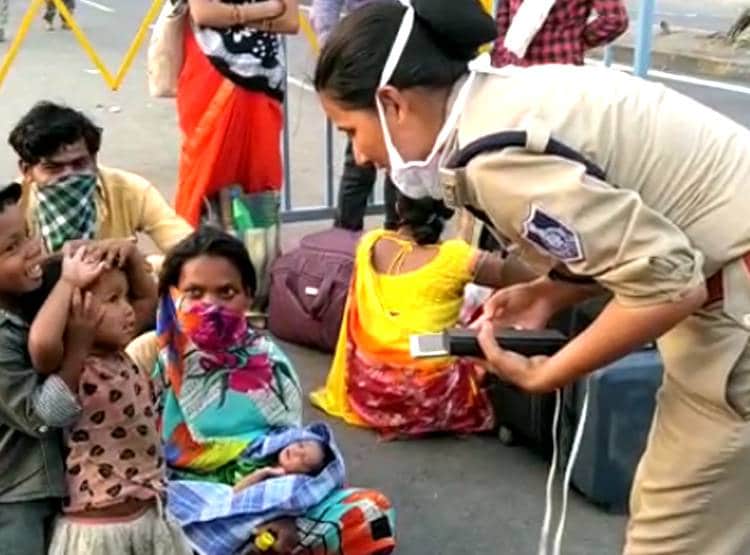 गर्भवती महिला ने सड़क पर दिया बच्चे को जन्म, 2 घंटे बाद ही चलने लगी पैदल