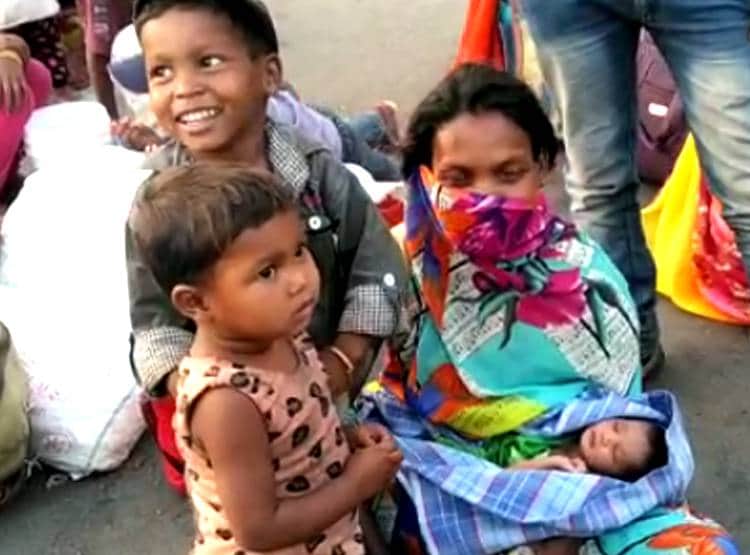 गर्भवती महिला ने सड़क पर दिया बच्चे को जन्म, 2 घंटे बाद ही चलने लगी पैदल