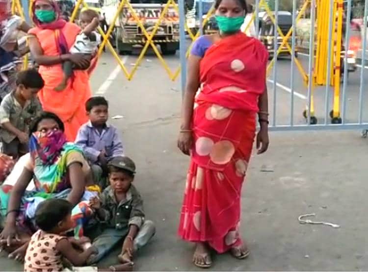 गर्भवती महिला ने सड़क पर दिया बच्चे को जन्म, 2 घंटे बाद ही चलने लगी पैदल