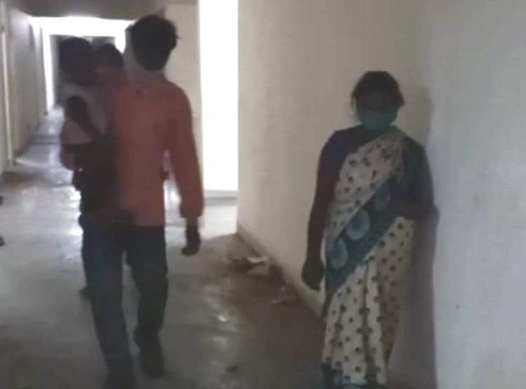 गर्भवती महिला ने सड़क पर दिया बच्चे को जन्म, 2 घंटे बाद ही चलने लगी पैदल