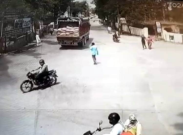 CCTV: इफ्तारी के लिए फल खरीदने गया युवक, ट्रक के नीचे लेटकर सुसाइड