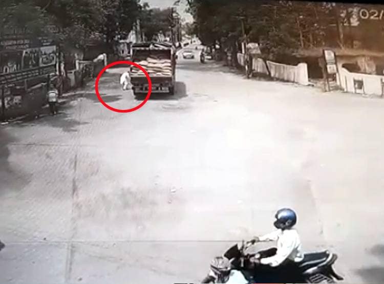 CCTV: इफ्तारी के लिए फल खरीदने गया युवक, ट्रक के नीचे लेटकर सुसाइड