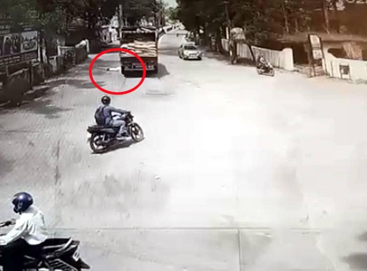 CCTV: इफ्तारी के लिए फल खरीदने गया युवक, ट्रक के नीचे लेटकर सुसाइड