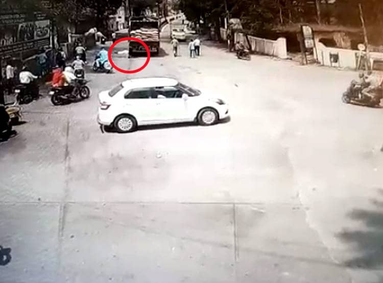 CCTV: इफ्तारी के लिए फल खरीदने गया युवक, ट्रक के नीचे लेटकर सुसाइड